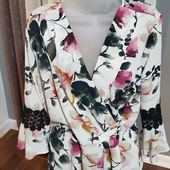NWOT Relativity faux wrap floral top size M - Picture 2 of 5